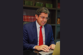 Márcio Coutinho analisa como as decisões monocráticas influenciam a legitimidade democrática e o princípio da colegialidade nas eleições.