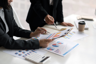 Rodrigo Balassiano explica de forma clara como funciona o processo de cotização nos fundos e sua importância para o investidor.