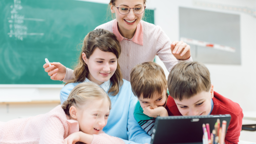 Sérgio Bento De Araújo mostra como plataformas digitais fortalecem a conexão entre professores e alunos.