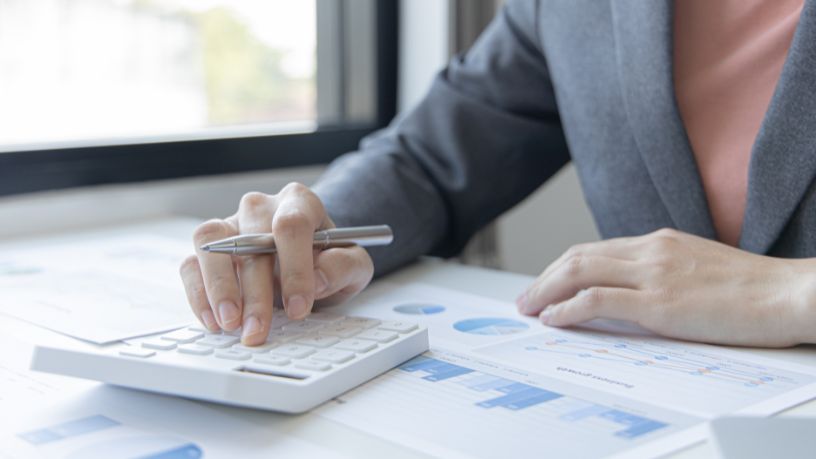 Com Teciomar Ábila, entenda por que o investimento social está mudando a lógica do lucro no cenário empresarial moderno.