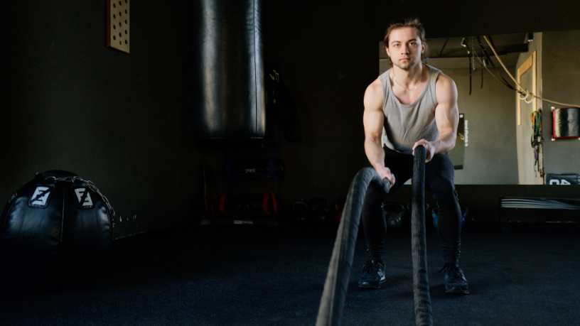 Treinos orientados por Gustavo Luíz Guilherme Pinto reforçam músculos e ossos, promovendo longevidade e prevenção contínua.
