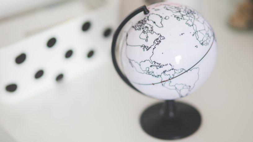 Veja com Ediney Jara de Oliveira como eventos geopolíticos influenciam o câmbio, as taxas de juros e o comércio global.