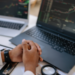 Os indicadores de mercado orientam a tomada de decisão e sustentam estratégias de investimento bem-sucedidas, afirma Alex Nabuco Dos Santos.