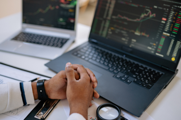 Os indicadores de mercado orientam a tomada de decisão e sustentam estratégias de investimento bem-sucedidas, afirma Alex Nabuco Dos Santos.