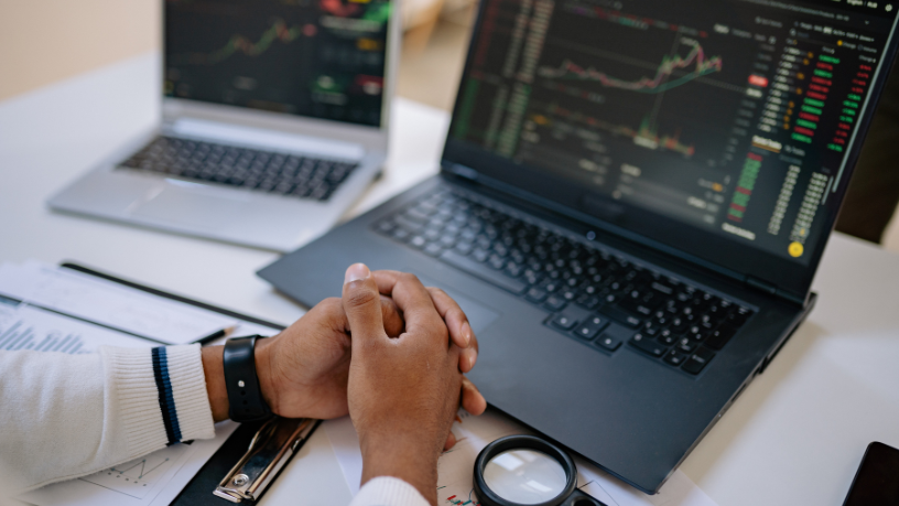 Os indicadores de mercado orientam a tomada de decisão e sustentam estratégias de investimento bem-sucedidas, afirma Alex Nabuco Dos Santos.