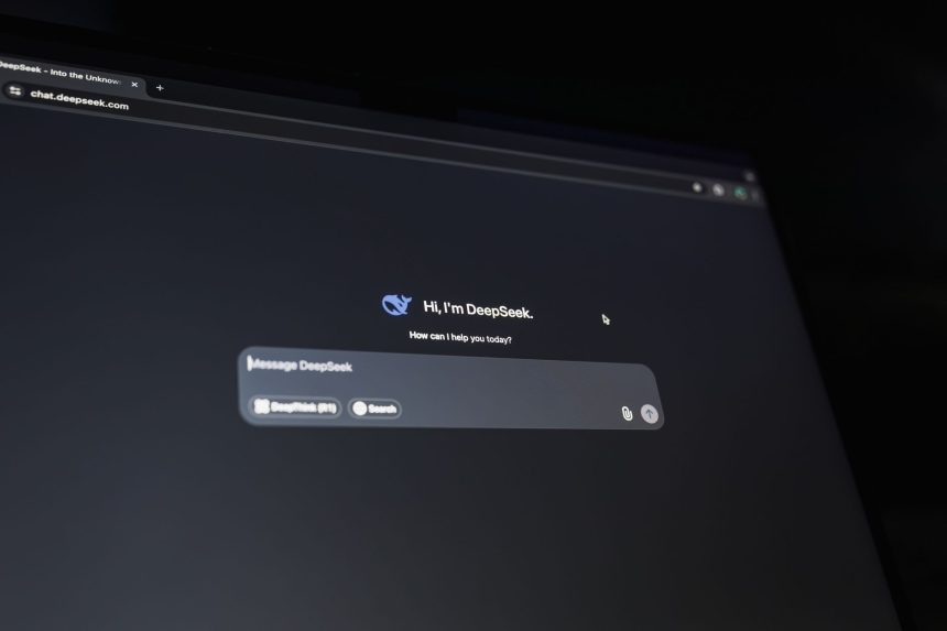 Tela escura exibindo uma interface de assistente de inteligência artificial com uma mensagem inicial de conversa.