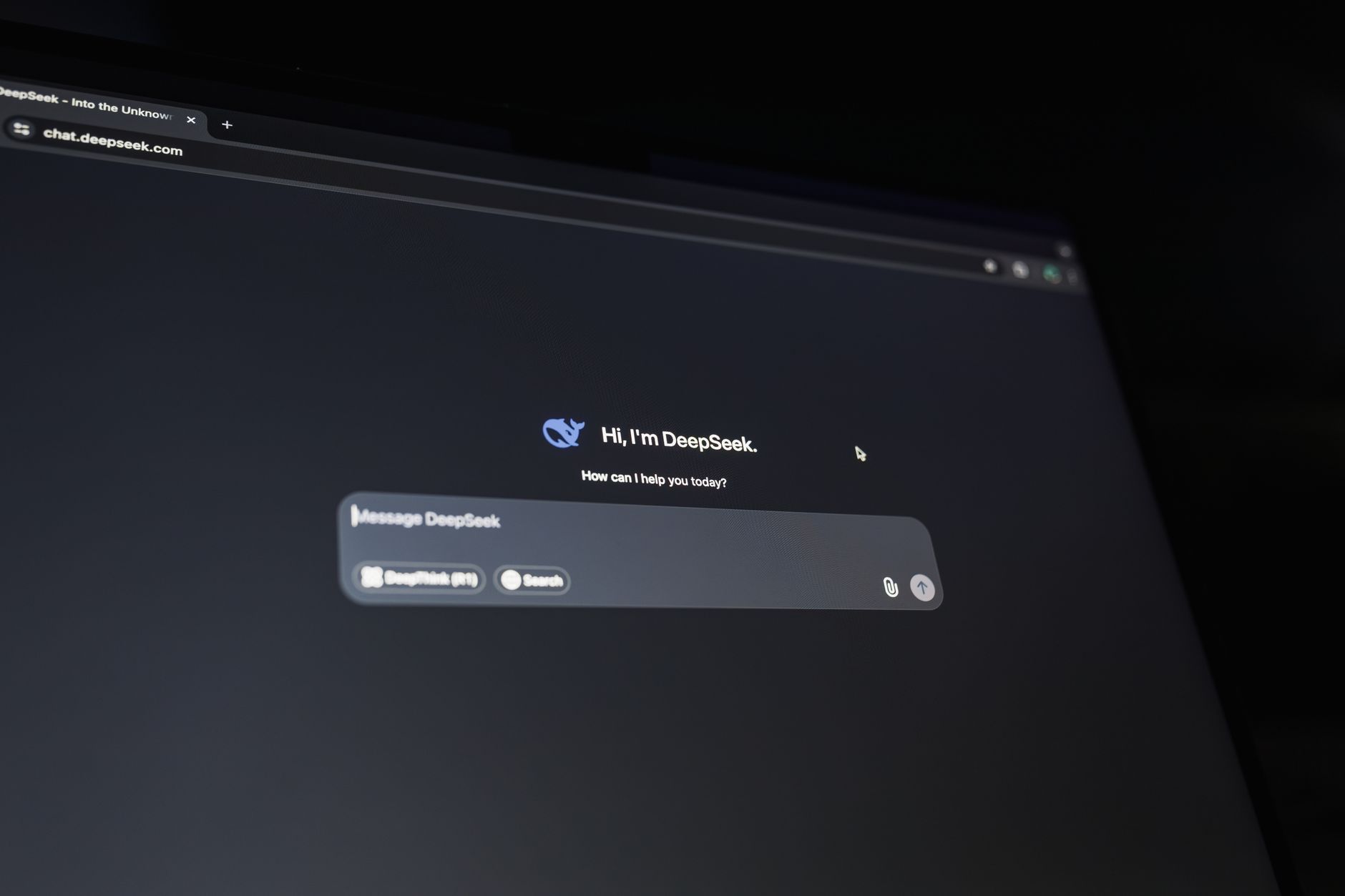 Tela escura exibindo uma interface de assistente de inteligência artificial com uma mensagem inicial de conversa.