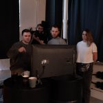 Equipe colaborando em um projeto de produção de vídeo dentro de um estúdio audiovisual