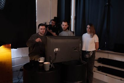 Equipe colaborando em um projeto de produção de vídeo dentro de um estúdio audiovisual