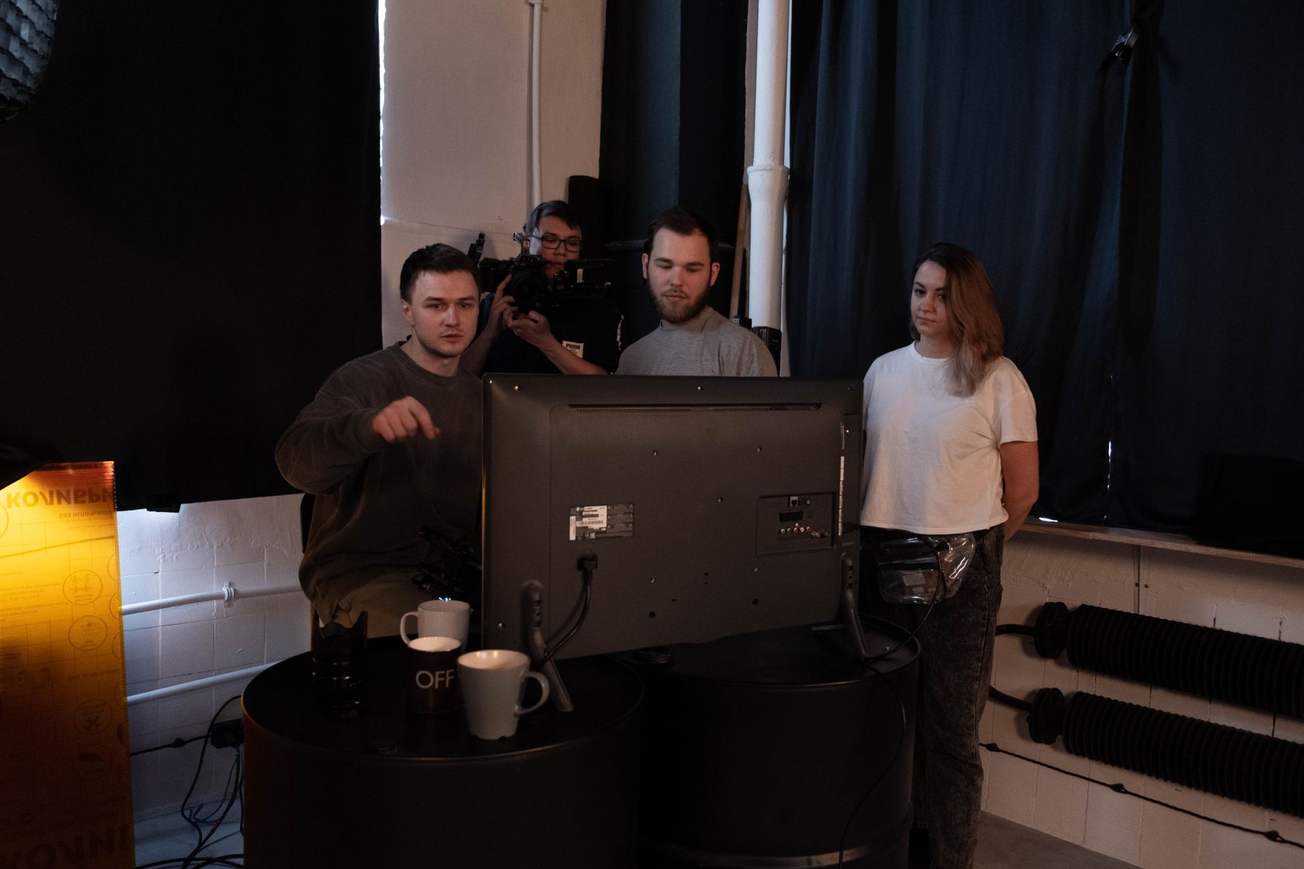 Equipe colaborando em um projeto de produção de vídeo dentro de um estúdio audiovisual